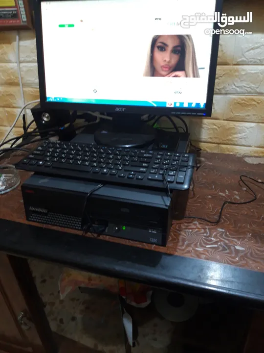 كمبيوتر مكتبي مع شاشه بكيبورد افحص