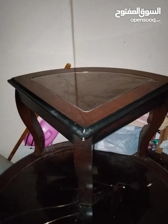 طاوله وسط خشب الاصلي استعمال خفيف بس الطاوله الوسطيه وقزاز مكسور فيها للبيع