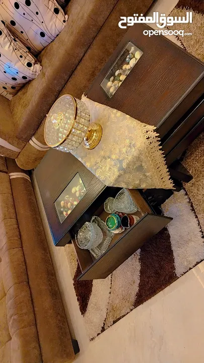 طقم كنب شبه جديد للبيع مع الطاوله السعر 175 دينار اربد..... ضاحيه الحسين