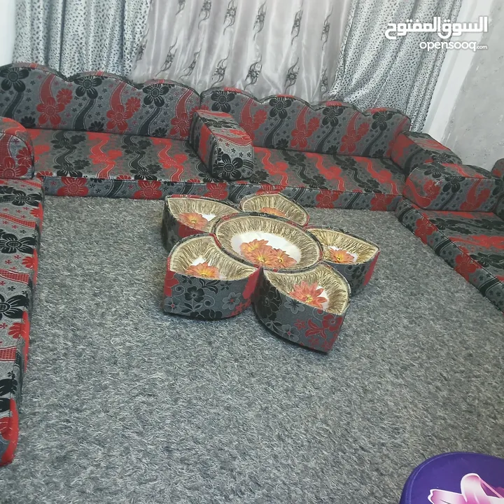غرفه قعده مع طاولتها شبه جديد  مباع خلص