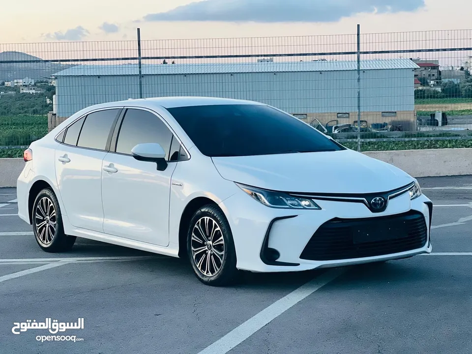 تيوتا كورولا هايبرد ترخيص 2022 فل بدون فتحة مميزة  ماتور 1800cc ( بنزين + كهرباء) 170Hp