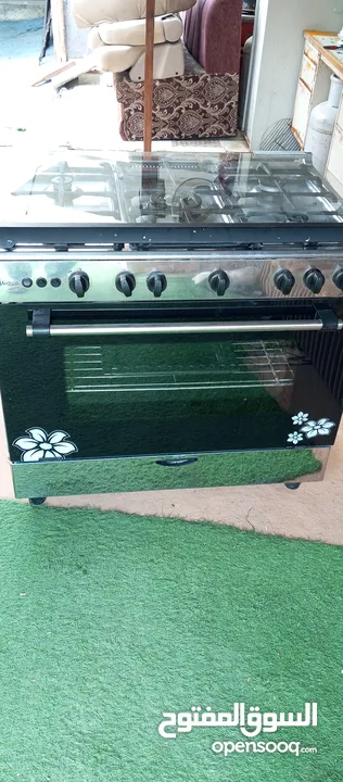 5 gas oven neat and clean excellent working condition