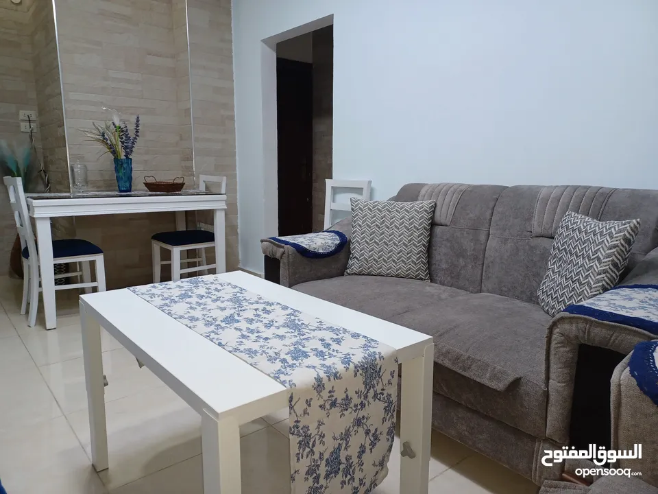 طقم كورنر جديد مع طاولة سفرة مستعملة