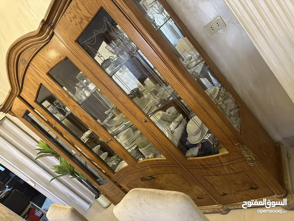 طقم كنب مع سفره و بوفيه للبيع