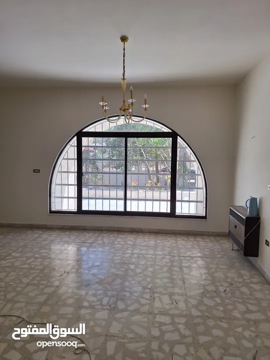 فيلا فاخرة للبيع أو للايجار في الأردن (منطقة الحصن - اربد )من المالك مباشرة للسكن /للأعمال التجارية