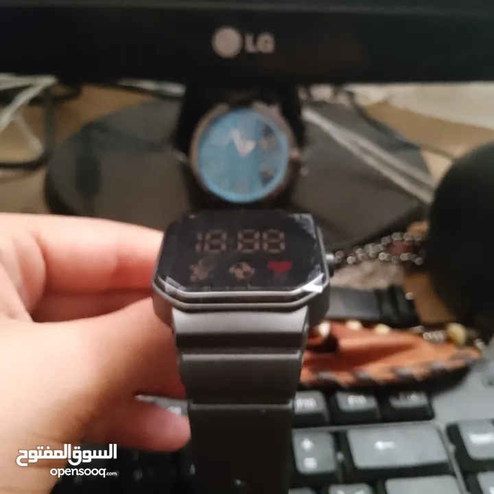 ساعتين بنوع كوارتز 2 بدينارين ونصف فقط عرض خاص لمدة محدودة