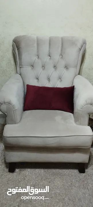 غرفة ضيوف كنب 7 مقاعد بحال الجديد مع طاولة وسط معها 3 طاولات تقديم مع طاولة سفرة 8 مقاعد