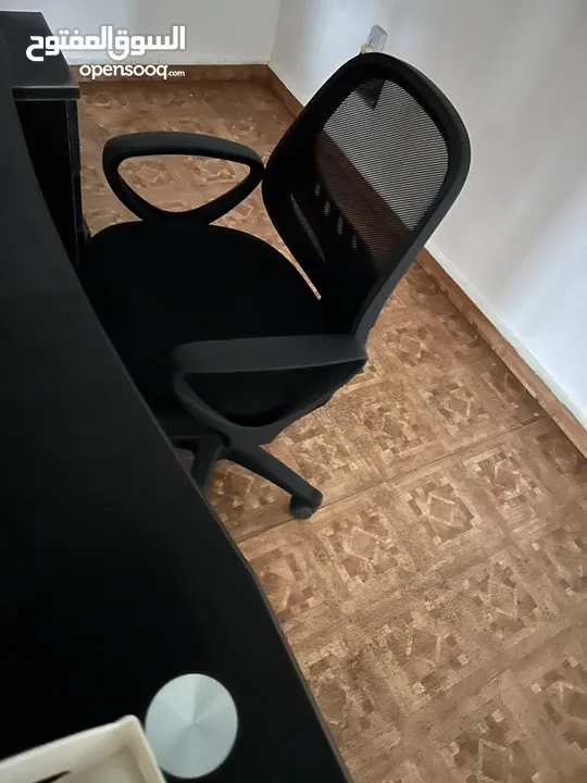 اثاث مكتب فاخر استعمال بسيط جدا - شبه جديد بسبب السفر