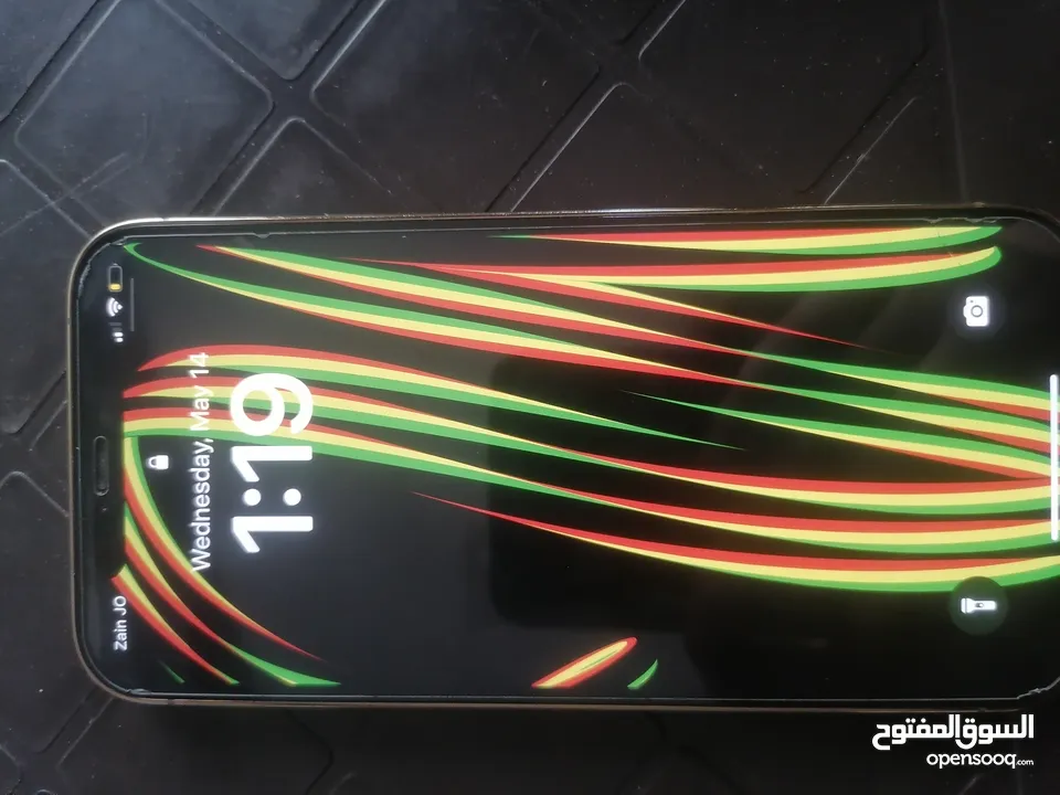 ايفون 12 برو باللون الذهبي