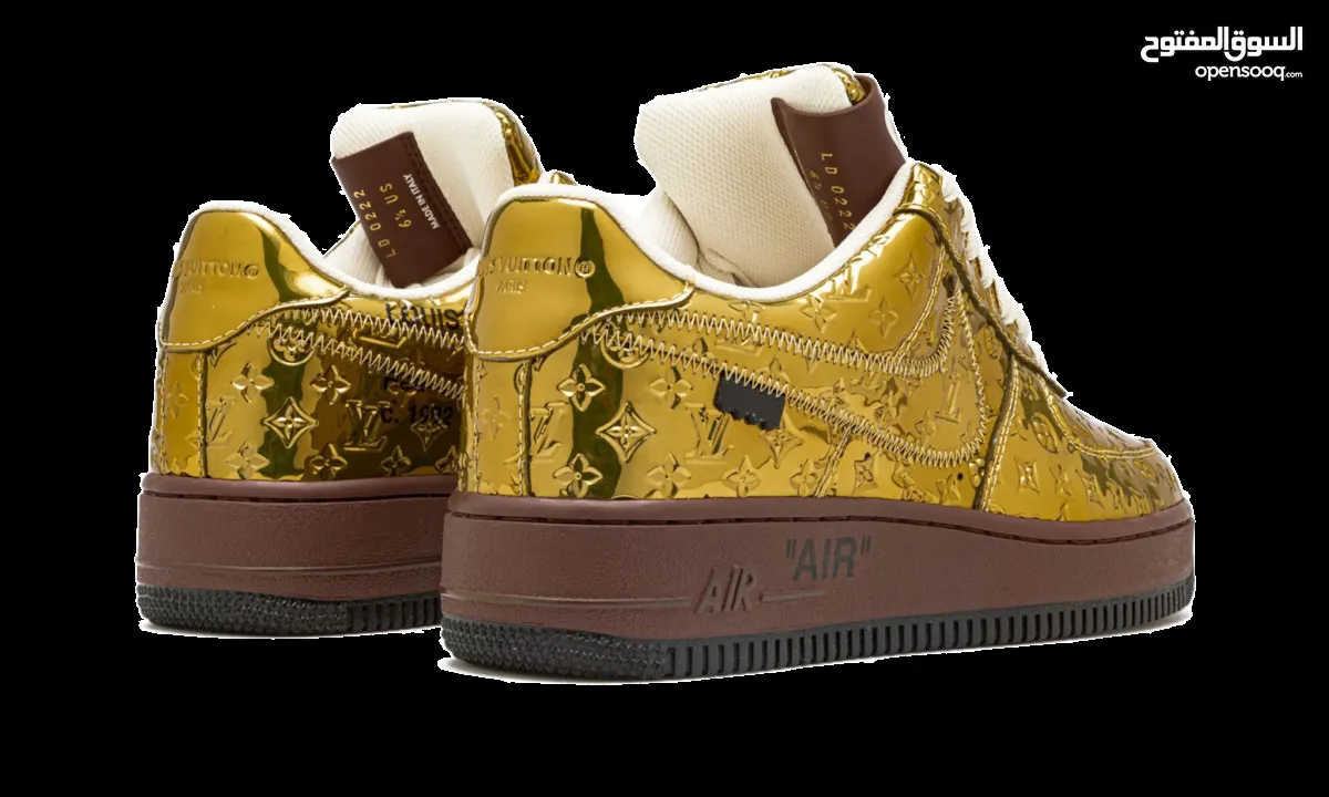 ￼  هذا حذاء رياضي من طراز Louis Vuitton x Nike Air Force 1 Low باللون الذهبي المعدني.   (حبة نادرة)