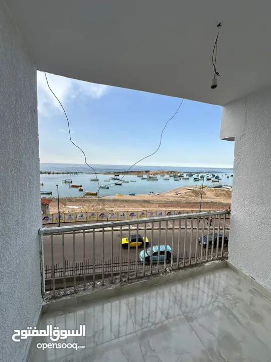 شقة لقطة للبيع علي البحر مباشر ميامي الشقة في الرخصة