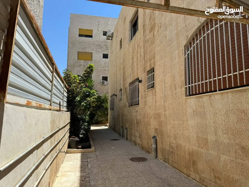 منزل مستقل طابقين بتشطيبات مميزة وموقع مميز للبيع