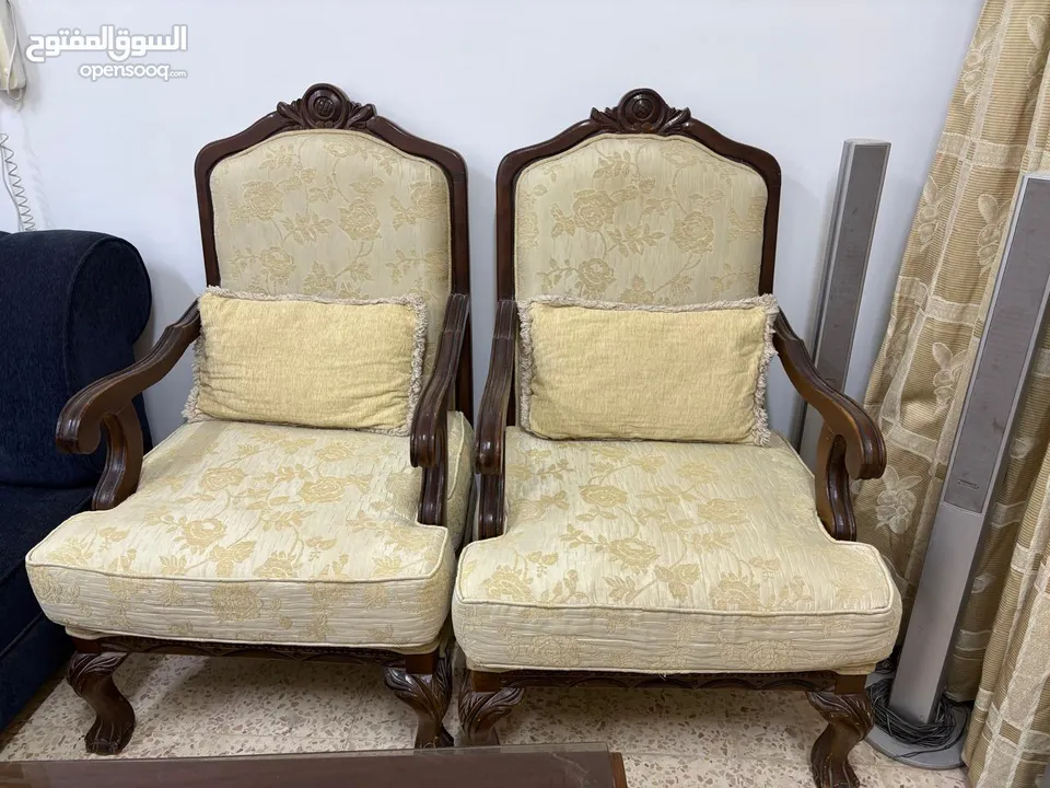 طقم كنب للبيع  مع كرسسين زان مع طاوله داءريه