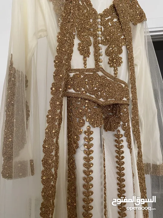قفطان مغربي مع حزام مرصع ذهبي