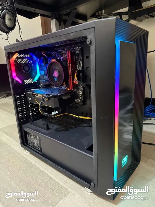 مع الشاشة وماوس وكيبورد