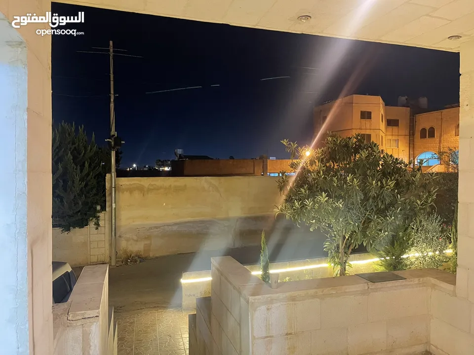 شقه بمدخل مستقل فاخره ومميزه  طابق ارضي مجمع عمان جديد