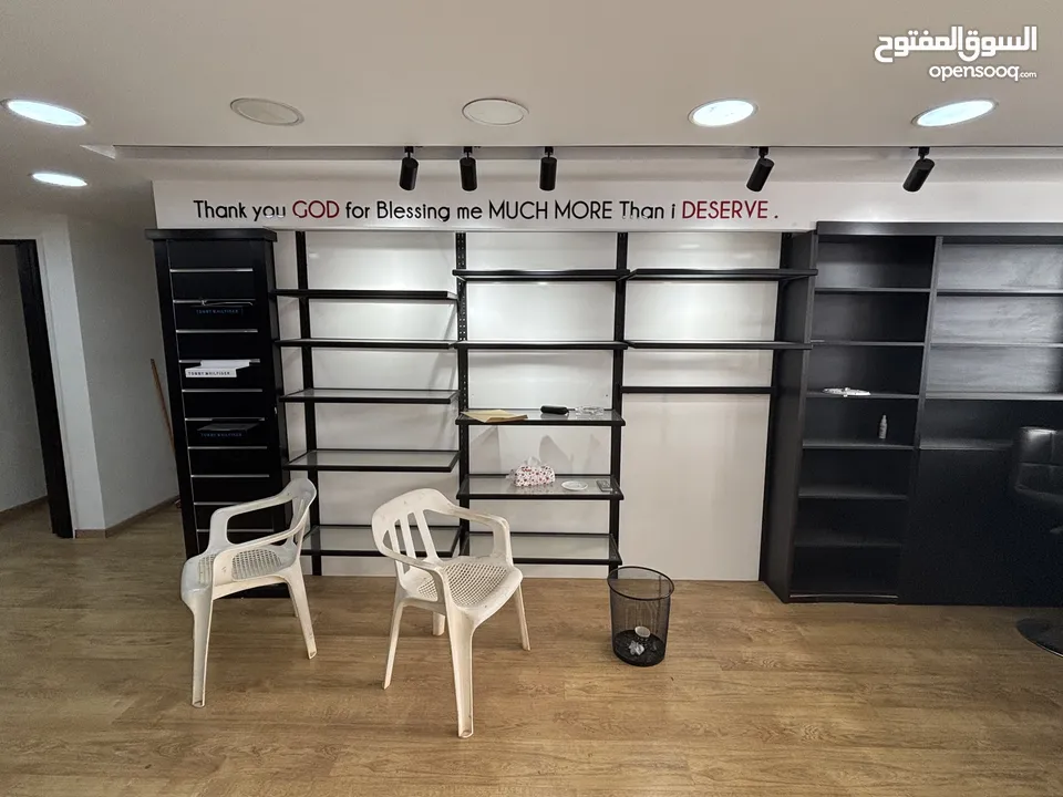 ديكور محل: رفوف ومكتب استقبال