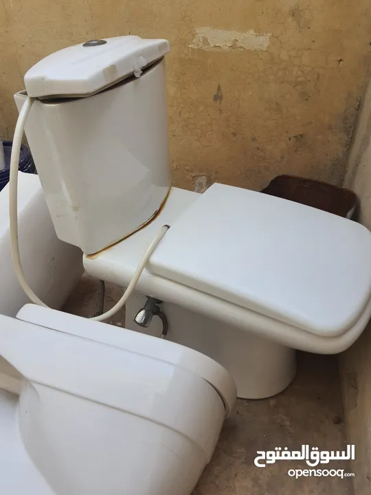 مرحاض عدد 2 ومغسلة  مستعملة