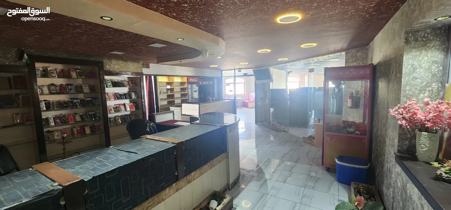 محل للايجار وسط رام الله مساحة المحل أكثر من 300 متر مفتوح ومطل من كل الجهات يصلح لعمل عدة مشاريع