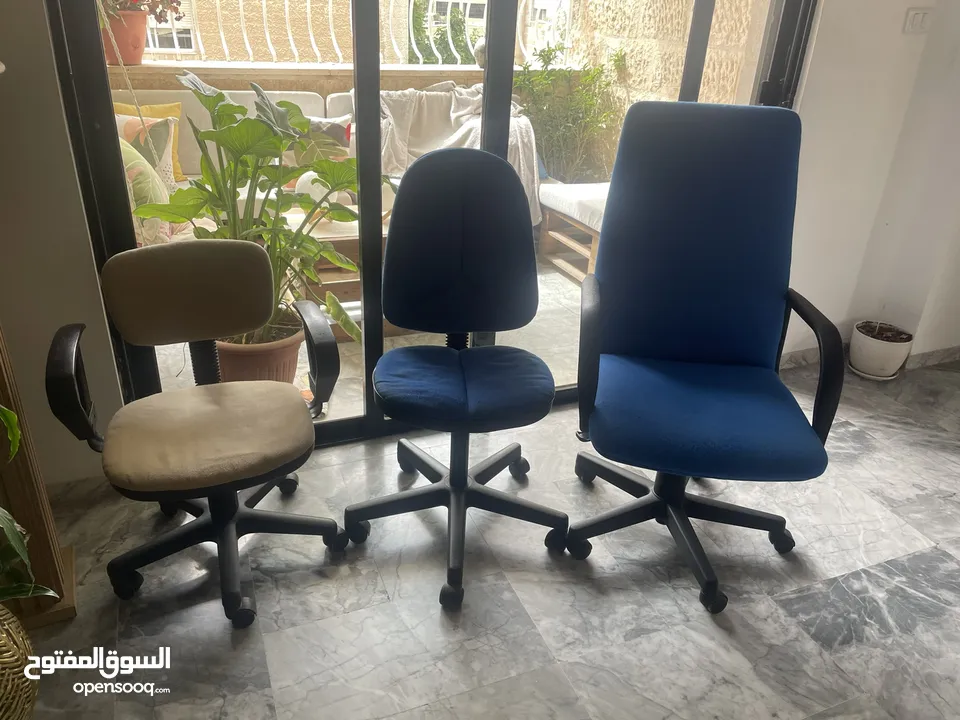 اثاث مكتبي كما في الصور والسعر مذكور في الوصف