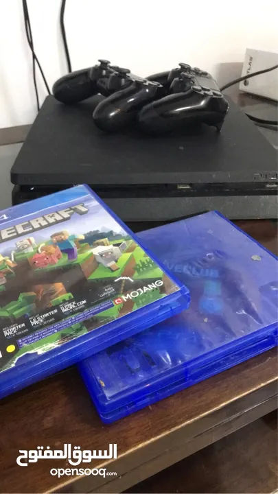 سوني 4 مع جهازين.  PS4. With two controllers