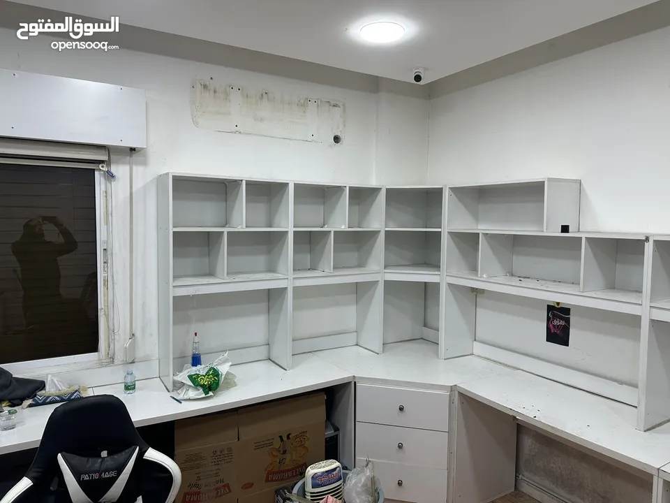 ديكور محل صيانة عبارة عن الواح تعليق بترينة عرض خشب وقزاز رفوف خزائن بحالة الوكالة للبيع بسعر ممتاز