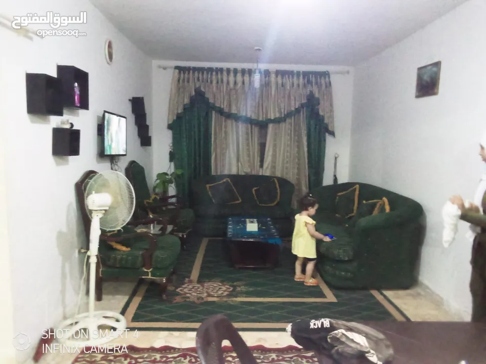 للايجار شقه مفروشه غرفتين نوم وصالون ومطبخ وحمام قريبه من الخدمات طابق اول فوق الارضي عماره هادئه جد