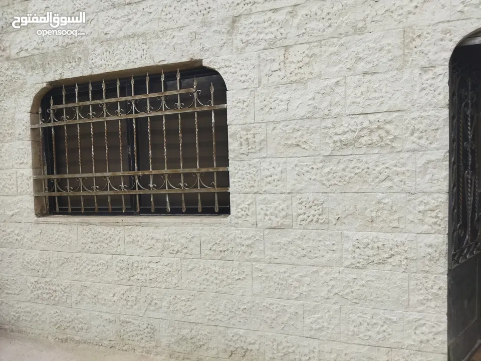 منزل مستقل للبيع  واجهتين حجر يقع ع الاوتستراد70متر