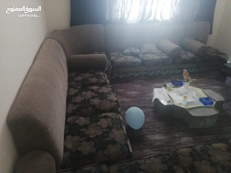 مجلس بحاجه تنجيد وتزبيط وسرير مفرد عدد 2 للبيع
