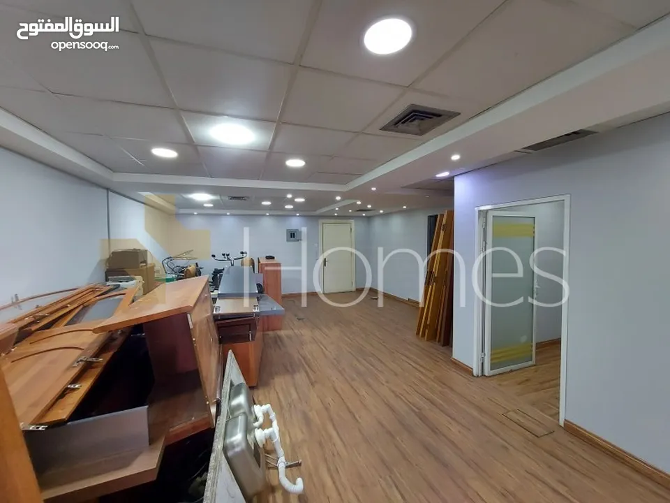 مكتب طابق رابع مشطب ومدوكر في شارع مكة، مساحة المكتب 90م