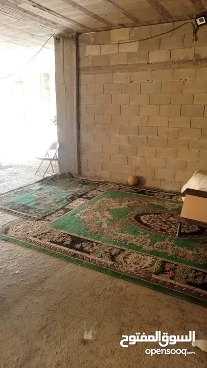 سقف مع شقتين مع محل تجاري