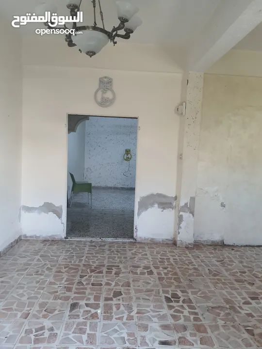 عمارة مكونه من طابقين وساحه خارجيه للبيع