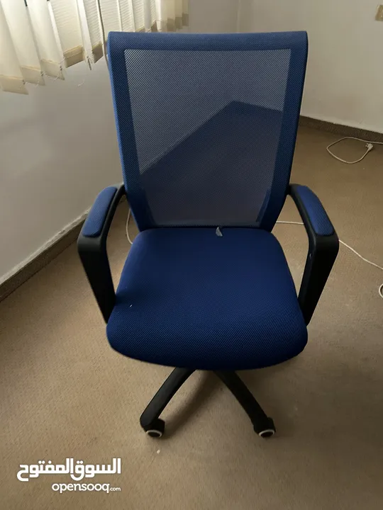 اثاث مكتب فاخر استعمال بسيط جدا - شبه جديد بسبب السفر