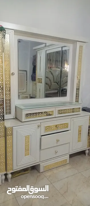 غرفة نوم مضيئه  لون ابيض مع ملحقات كما بالصور مستعملة.......