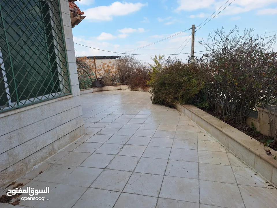 فيلا مميزة مطله على مرتفعات جرش والسلط  للبيع