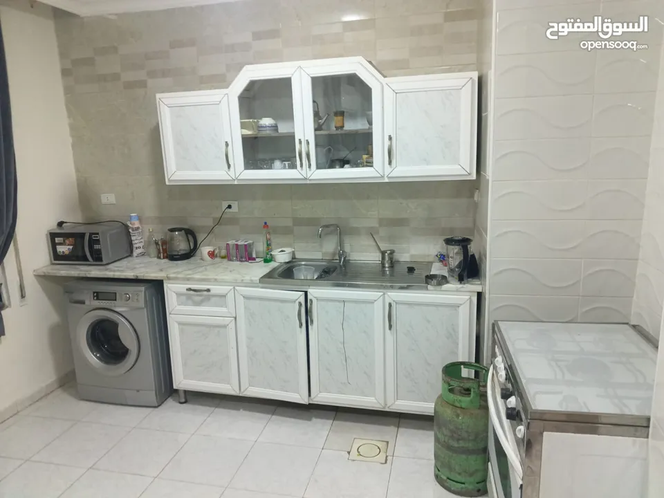 استوديو غرفة وصالة وحمامين وترث كبير