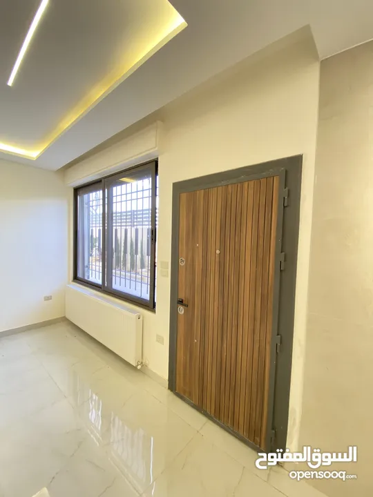 شقة فاخر شبة ارضي في طريق المطار الحويطي 170 متر داخلي و خارجي 170 متر بسعر مميز وتشطيب فلل