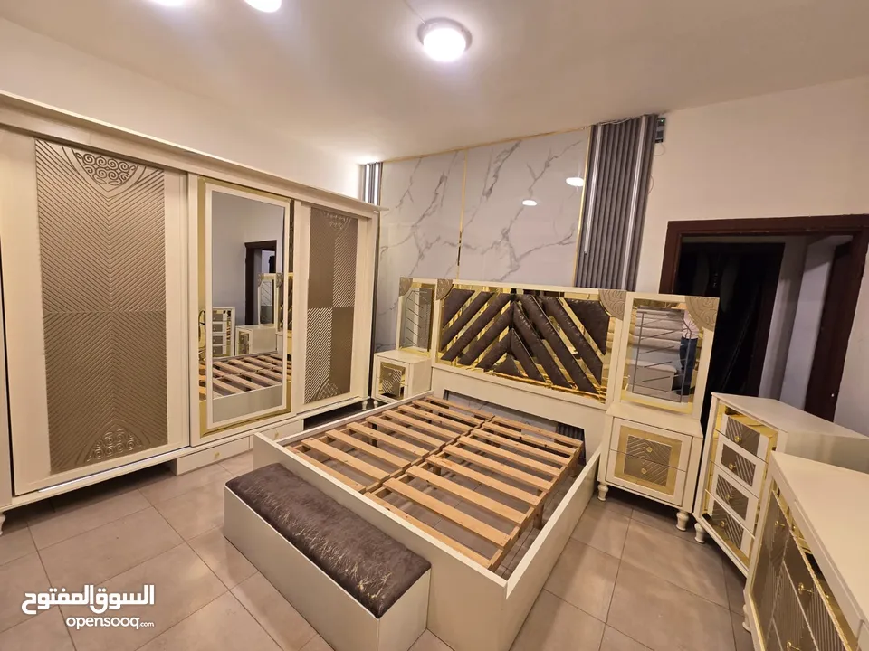 غرفة نوم  بحالة الوكالة  استعمال خفيف لا يذكر  خشب  لاتية (18)  تصميم أنيق وعصري