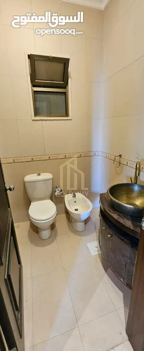 في أجمل مواقع الرابية قرب المدارس المعمدانية شقة طابق ثالث 200م بتشطيبات راقية /ref 9009