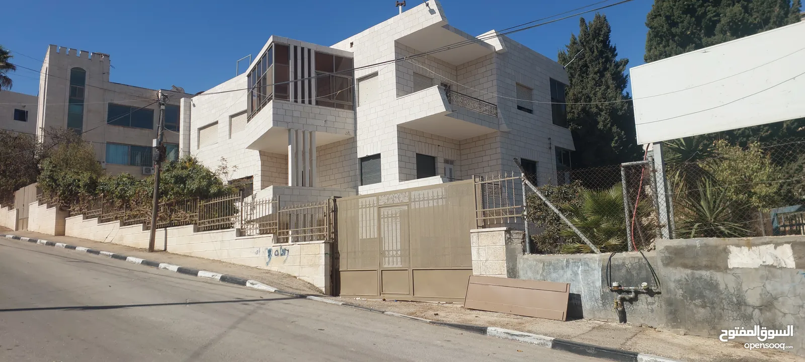 للايجار بيت مستقل البيره بجانب الهلال الاحمر