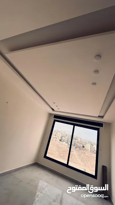 طابق شبه ارضي مطلة و مشمسة و مهوية بأرقى مناطق حي الياسمين المطله على كوريدور عبدون بسعر ناري جدآ