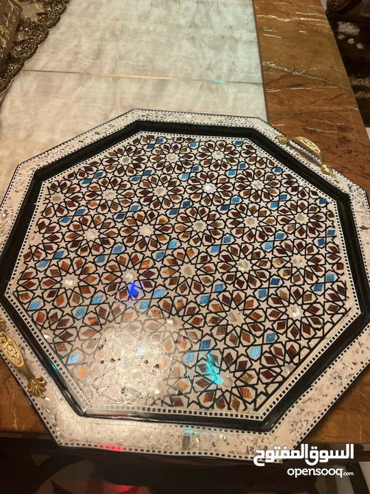 صينية مزغرفة من الطراز الرفيع حجم كبير بتوسع اكتر من 17فنجان الوانها روعةة