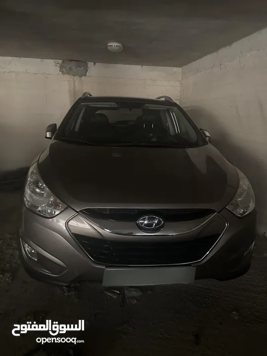 2009 ‏Hyundai توسان LX20 اربع ابواب، اللون فيراني، الكراسي جلد والسيارة 92,000 كيلو فقط وبحالة رائعة