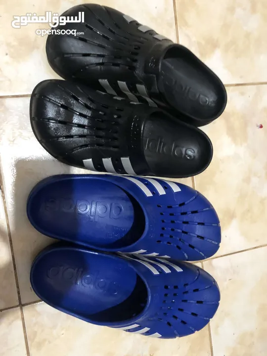 جزمتين اديداس (ADILETTE CLOGS) نظيفة للبيع بسعر جبار