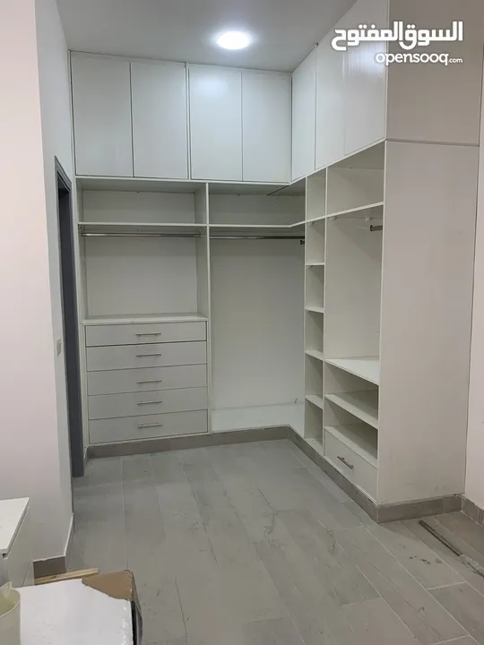 نجار متنقل في مدينه السلط لكافه اعمال النجاره تفصيل تركيب وفك الاثاث وصيانه