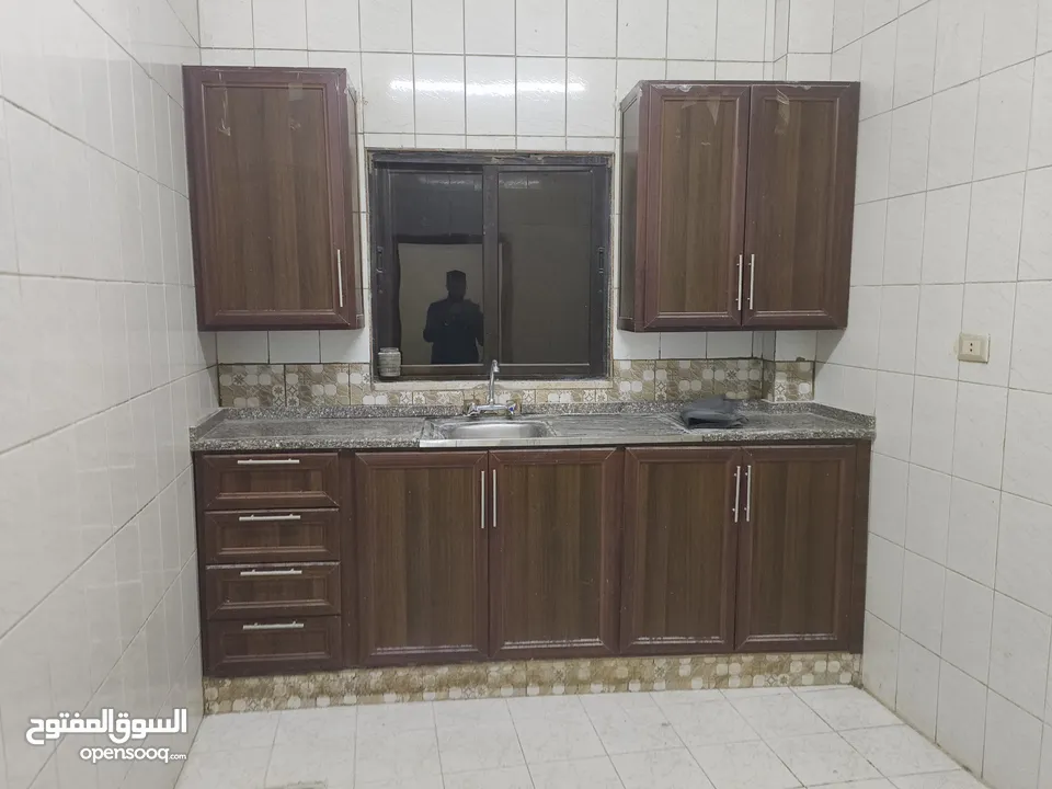 شقة طابق ثاني للإيجار في حي نزال بالقرب من شارع الدستور