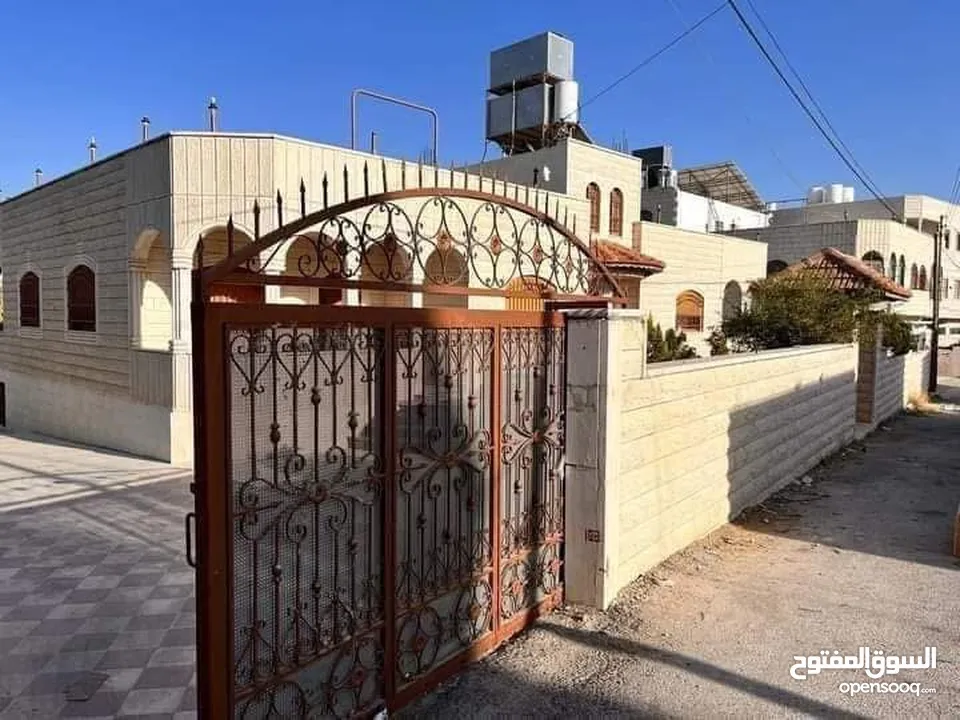 بيت مستقل ڤيلا جانبية مميزة للبيع في بني نعيم قضاء الخليل وعليه اطلالة جميلة جدا وفي منطقة مرتفعة
