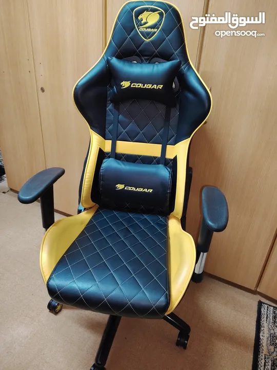 كرسي قيمنق فخم جدا غني عن التعريف استخدام  شهر cougar armor one