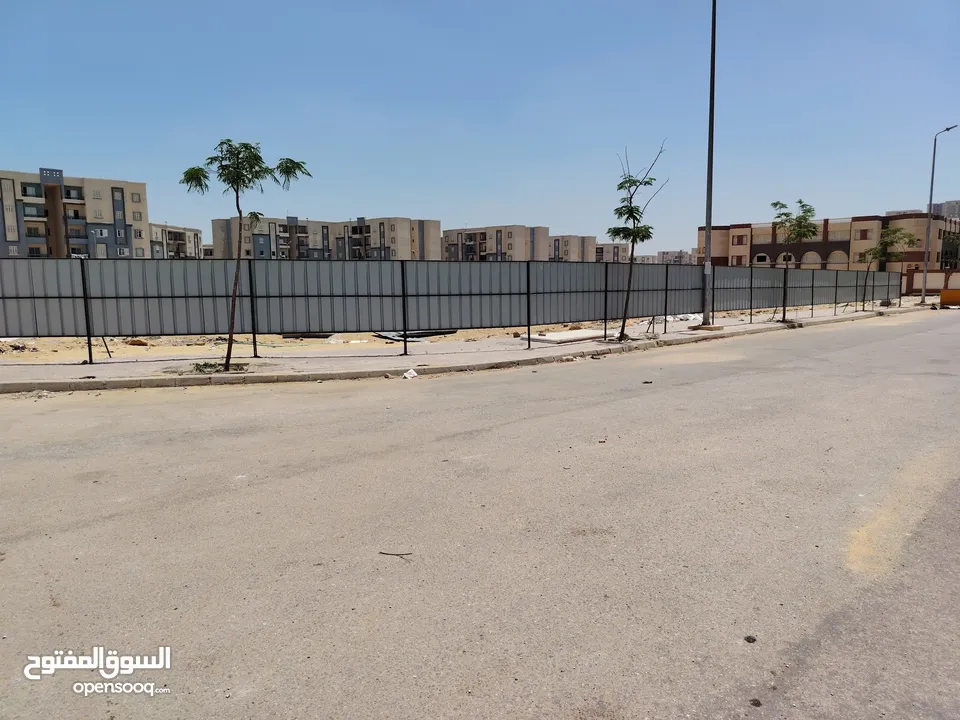 محل تجاري في منطقه 390 فدان في حداىق أكتوبر بجوار ابني بيتك السابعه و مشروع 557 عماره