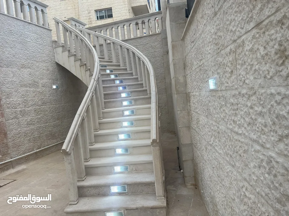 قصر فيلا فخمة جدا للبيع في الجبيهه